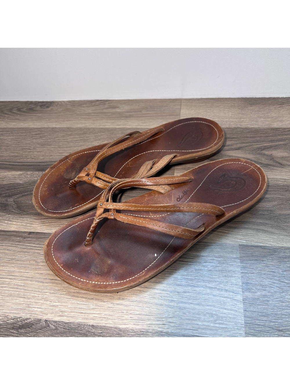 OluKai brown leather strappy flip flops women's size 8